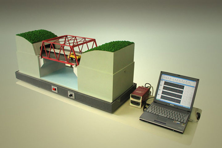 橋梁が振動する土木模型