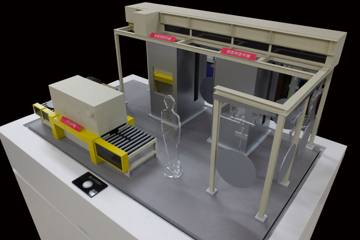 免震製造工程「ブラスト・接着剤塗布」の機械模型