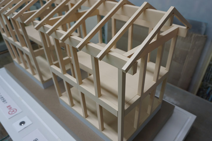 木材の軸組みによる地震模型