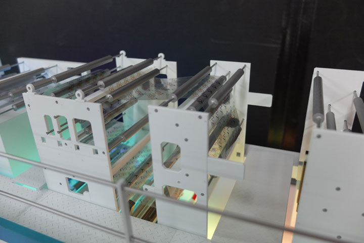 オリエント総業の印刷機の工程を再現した機械の展示模型