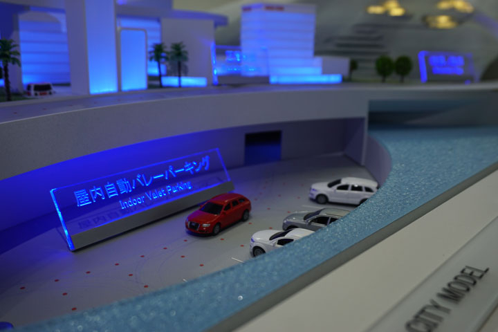 未来都市の中を自動運転する車輛の展示模型