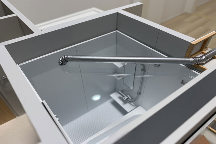 透明な天井から見える浴室