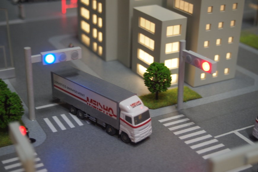 運送会社のトラックが自動走行する展示模型