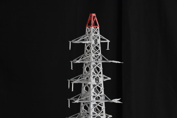 送電線鉄塔の模型の上部